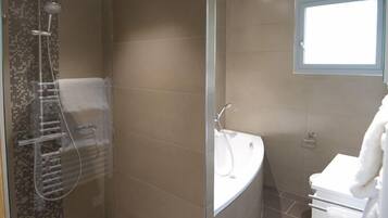 Ensemble douche/baignoire, sĂšche-cheveux, serviettes fournies, savon