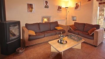 TV connectée, livres, chaîne hi-fi