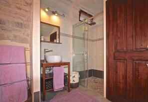 Combined shower/tub, eco-friendly toiletries, hair dryer, towels