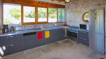 Een koelkast, een microgolfoven, een oven, een kookplaat