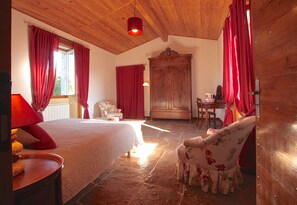 5 bedrooms, desk, iron/ironing board, free WiFi