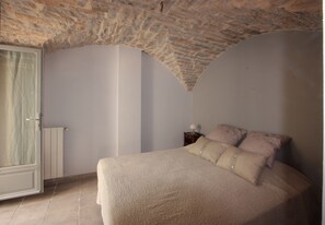 5 bedrooms, desk, iron/ironing board, free WiFi