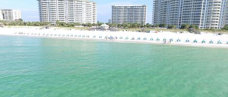 Rannalla, aurinkotuoleja