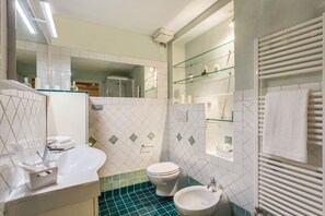 Asciugacapelli, asciugamani, sapone, shampoo