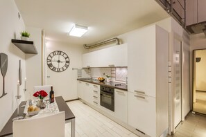 Frigorifero, microonde, forno, piano cottura