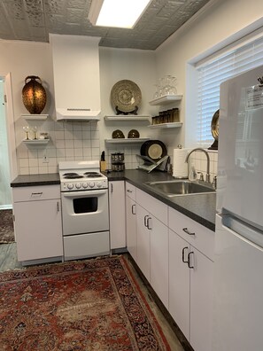 Jääkaappi, mikroaaltouuni, uuni, kahvin-/teenkeitin