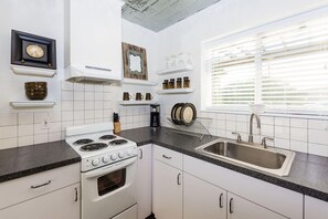 Réfrigérateur, micro-ondes, four, cafetière/bouilloire