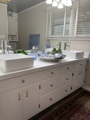 Suihku, hiustenkuivaaja, pyyhkeet, saippua