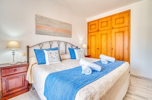 3 bedrooms, iron/ironing board, free WiFi, bed sheets