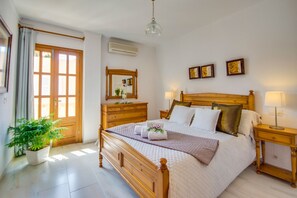 3 slaapkamers, een strijkplank/strijkijzer, gratis wifi, beddengoed