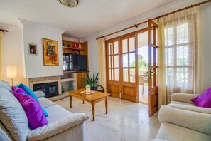 Una televisión, una chimenea