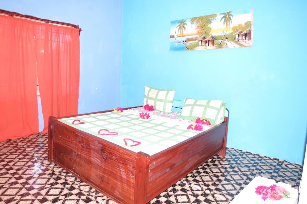 Double Room, Shared Bathroom | Free WiFi, bed sheets