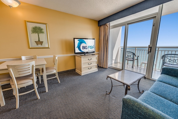 Amazing Living Room with Stunning Views🌊☀️