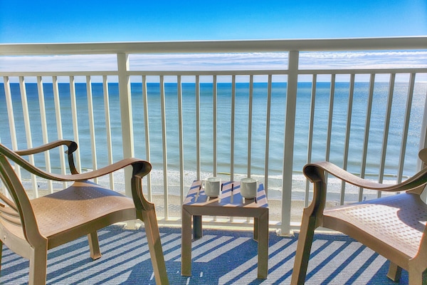 Balcony with Amazing Views of the Ocean