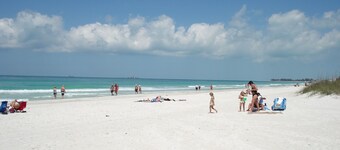 Gulf Beach Apartment - with Pool & Beach Access 