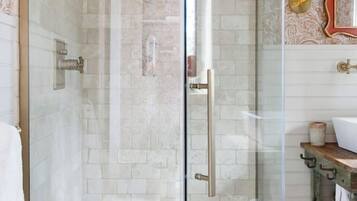 Dusch, hårtork, handdukar och tvål