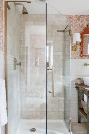 Dusch, hårtork, handdukar och tvål