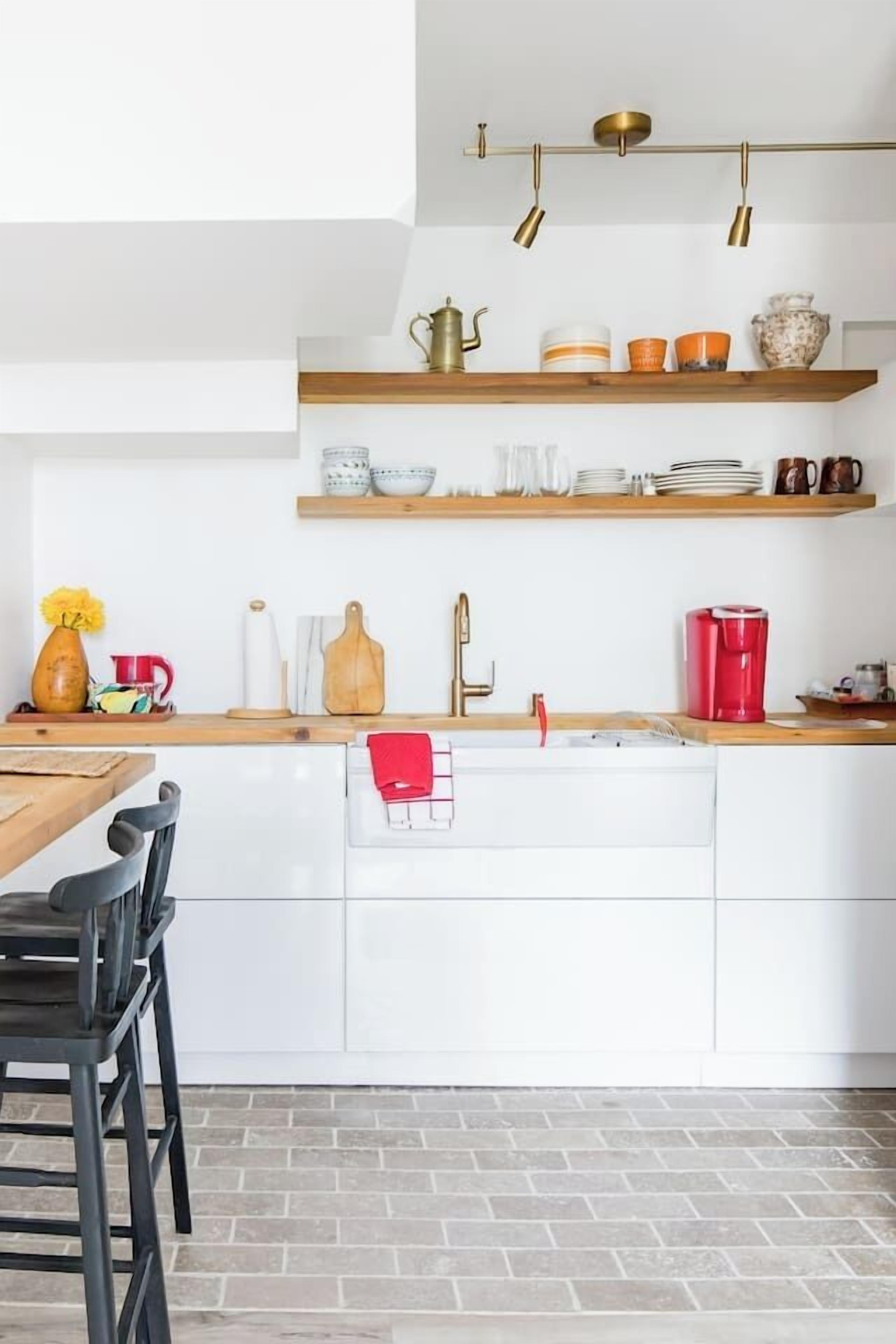 Fridge, microwave, oven, coffee/tea maker