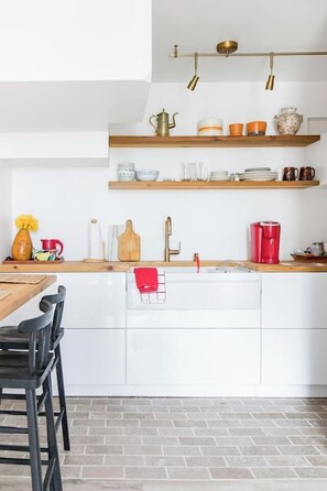 Kylskåp, mikrovågsugn, ugn och kaffe- och tebryggare