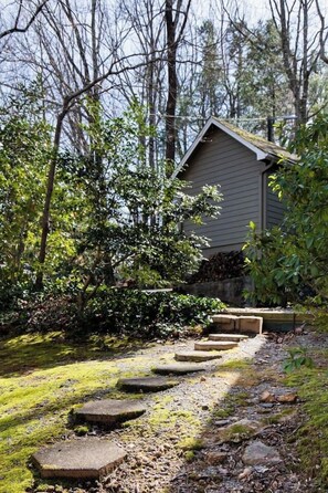 Property grounds - The Forest Door - Studio Suite in Stone Cottage (Tryon)