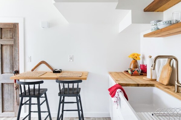 Kylskåp, mikrovågsugn, ugn och kaffe- och tebryggare