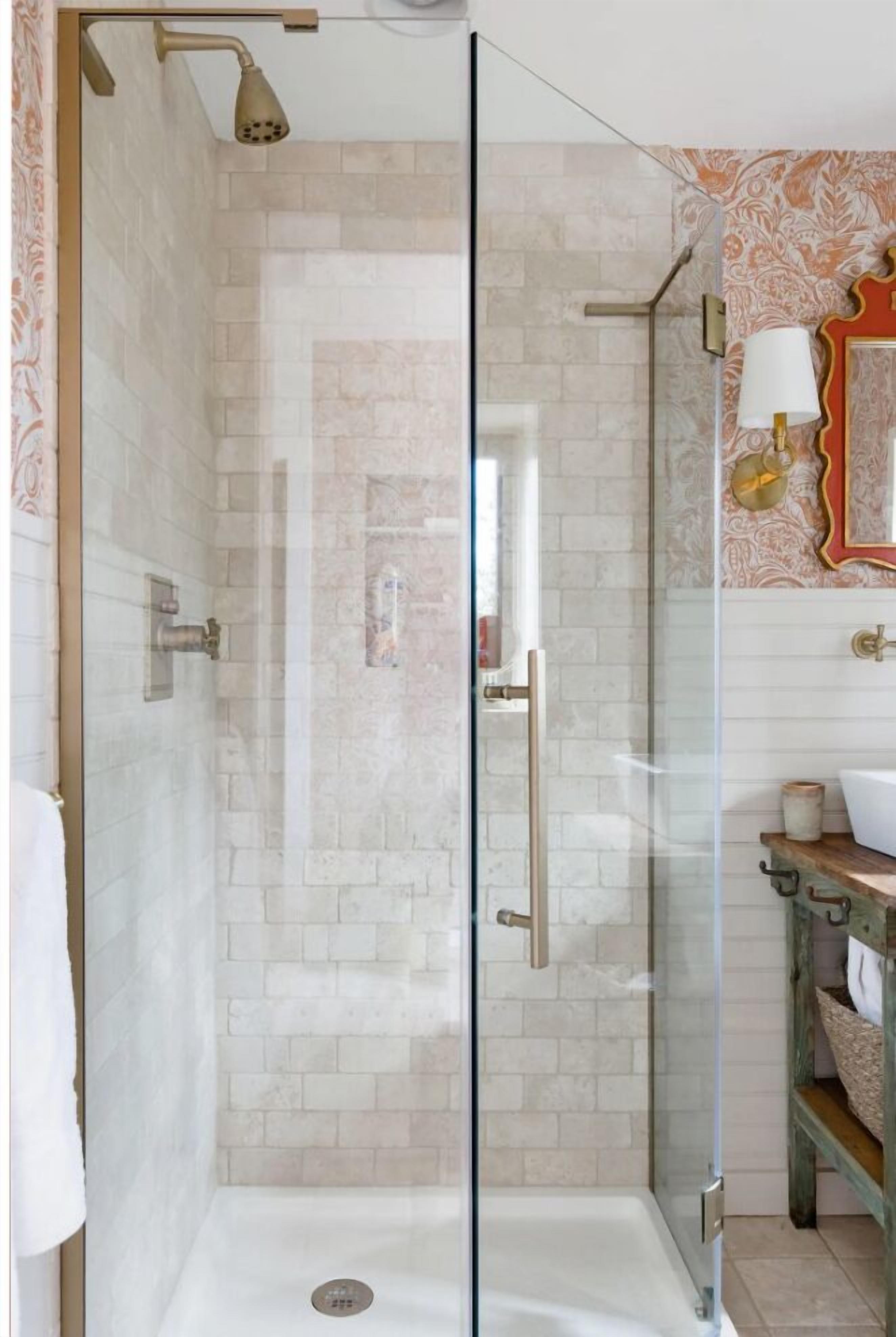 Regadera, secadora de cabello, toallas, jabón 