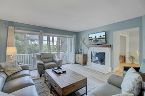 Televisie, een tafeltennistafel en een printer