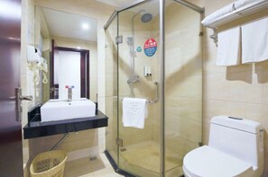 Regadera, amenidades de baño gratuitas, secadora de cabello, pantuflas