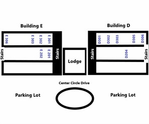 Grundriss eines Gebäudes mit zwei Gebäuden, die als Gebäude E und Gebäude D gekennzeichnet sind, einer zentralen Lodge und einem Parkplatz.