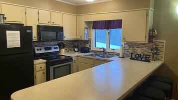 Coffee/tea maker, fridge, microwave, oven