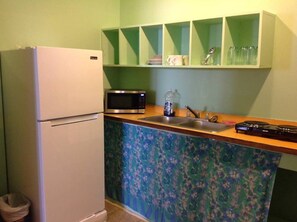 Fridge, microwave, oven, stovetop - one bedroom Loft Apartment in the heart of Downtown Hilo (Hilo)