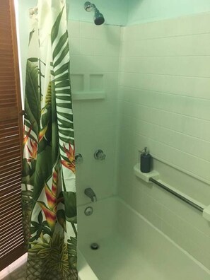 Suihkun ja ammeen yhdistelmä, hiustenkuivaaja, pyyhkeet