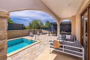 حمّام سباحة خارجي