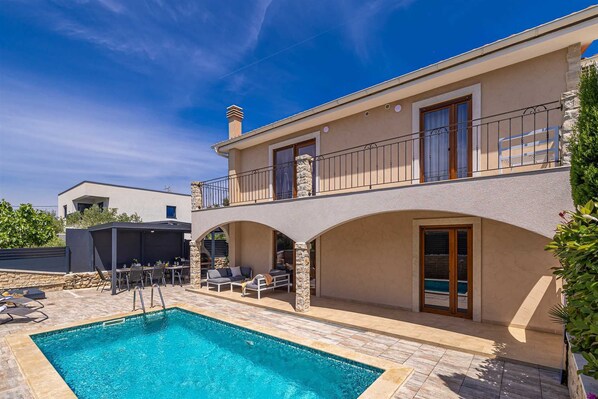 حمّام سباحة خارجي