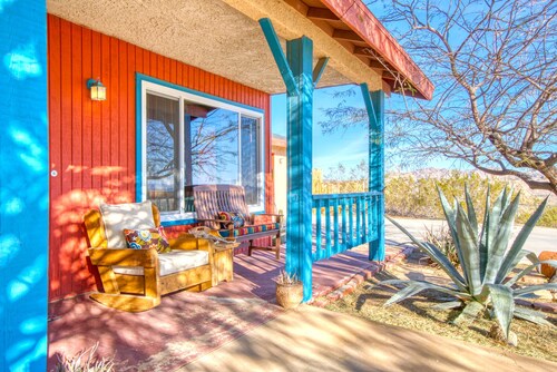Cozy home with amazing views, fire pit, and  5 miles to JTNP