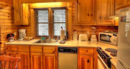 Bear Hugs #23 - Charming & Clean Log Cabin!