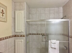 Sèche-cheveux, serviettes fournies, savon, shampoing