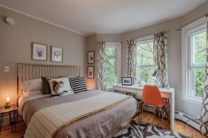 4 slaapkamers, een bureau, een strijkplank/strijkijzer, reisbedje