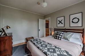 4 bedrooms, desk, iron/ironing board, travel cot