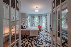 4 habitaciones, escritorio y tabla de planchar con plancha