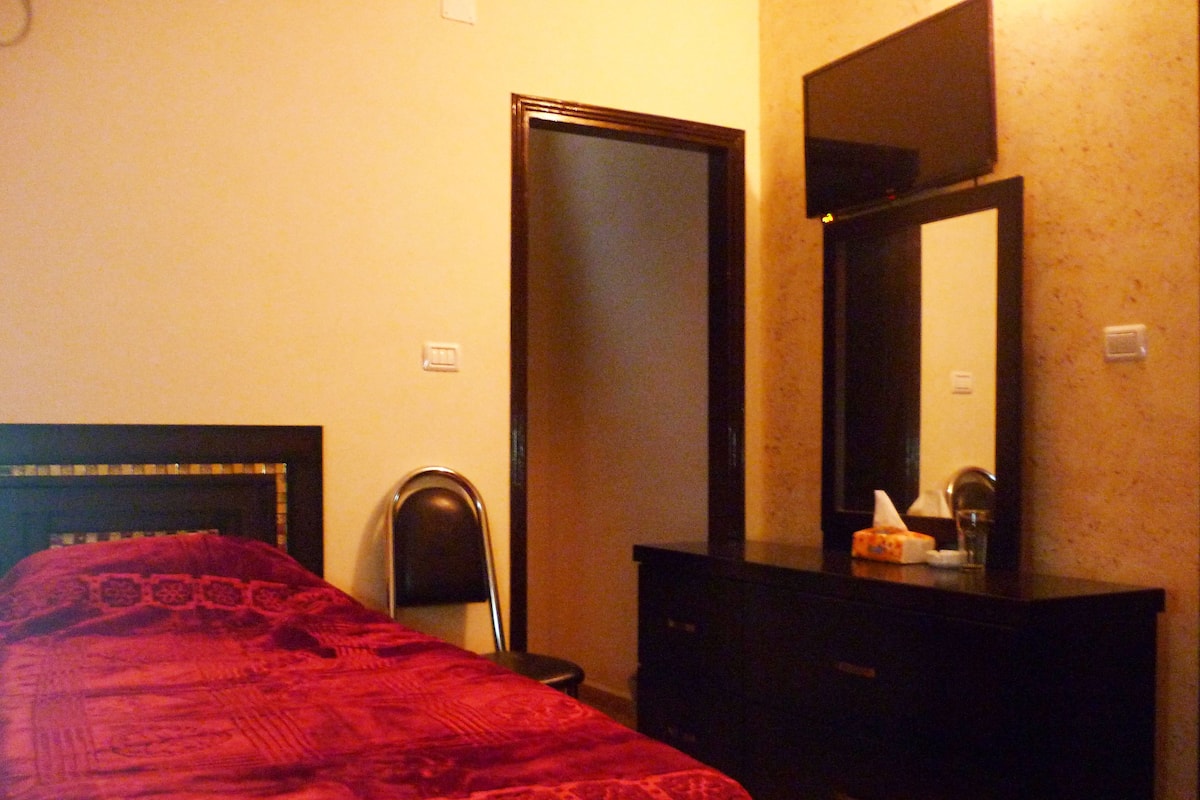 Quarto solteiro básico | Escrivaninha, cortinas blackout, ferros/tábuas de passar roupa