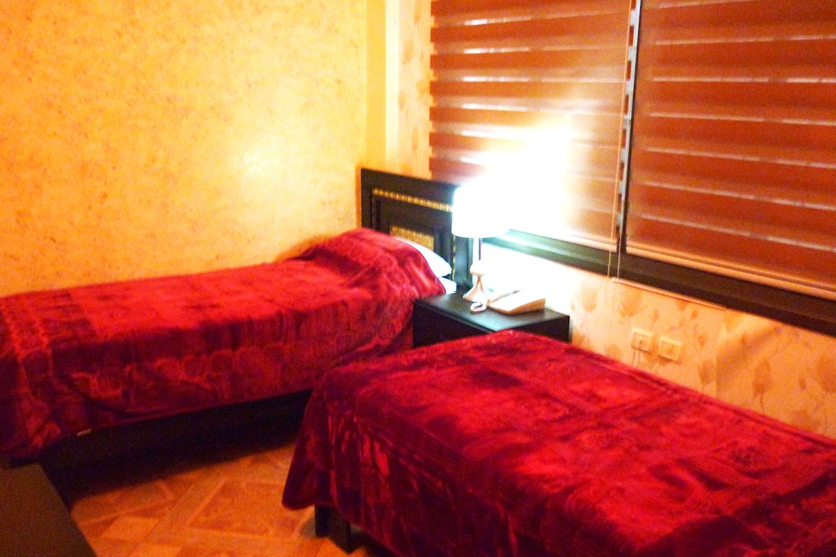 Quarto triplo | Escrivaninha, cortinas blackout, ferros/tábuas de passar roupa