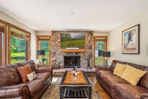 Awesome location, super clean only a few steps to the free bus