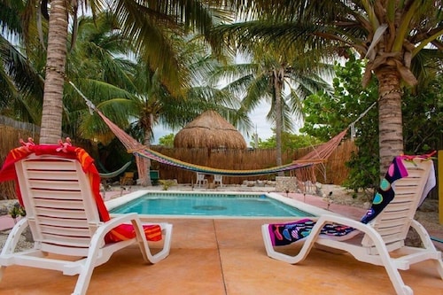 2 Bedroom Beach House Nice Big Pool - Fully Fenced Private Property-Lush Gardens