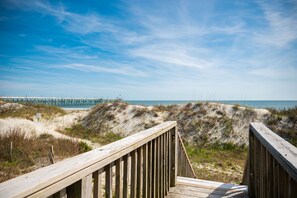 Property grounds - Gull Cottage: Oceanfront House in Yaupon Beach near the Oak Island Fishing Pier (Oak Island)