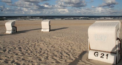 Modern, quiet vacation apartment (30 m²) with separate entrance near the beach