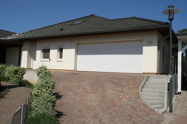 Carport-Auffahrt, links Eingang zur Ferienwohnung