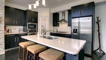 Frigorífico, microondas, horno y placa de cocina