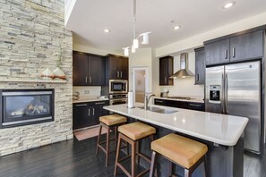 Kylskåp, mikrovågsugn, ugn och spishäll