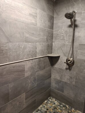 Combined shower/bathtub, hair dryer, towels